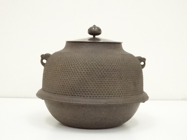  一ノ瀬宗辰・菊地正直造　唐銅切合朝鮮風炉　霰紋真形釜添（花押有）（共箱）